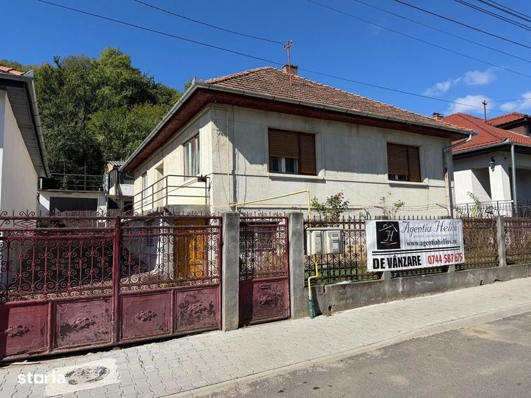 Casă cu 4 camere decomandat în Central