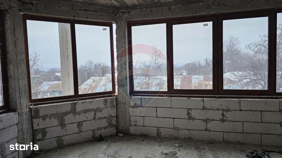 Casă cu Teren 2869 Mp în Siminicea