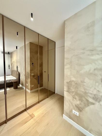 Apartament cu 4 camere semidecomandat în Aviatorilor