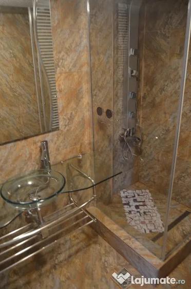 Casă cu 8 camere cu Teren 500 Mp în Central