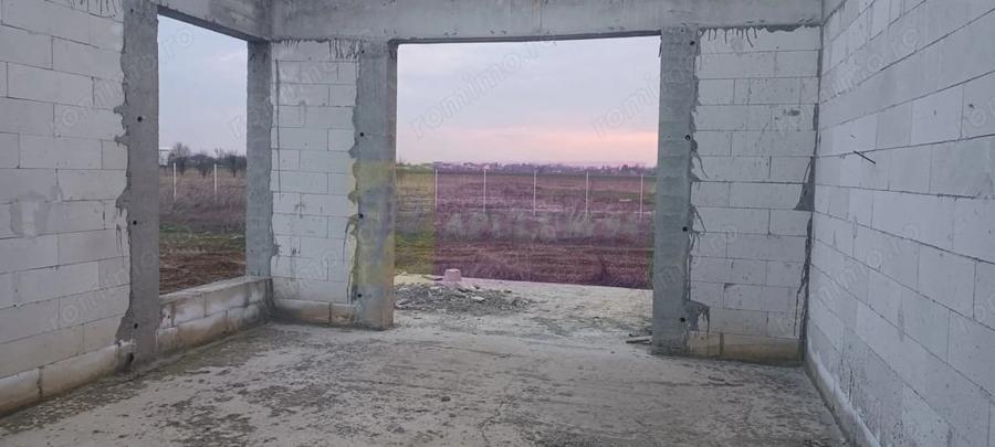 Casă cu Teren 607 Mp în Săbăreni