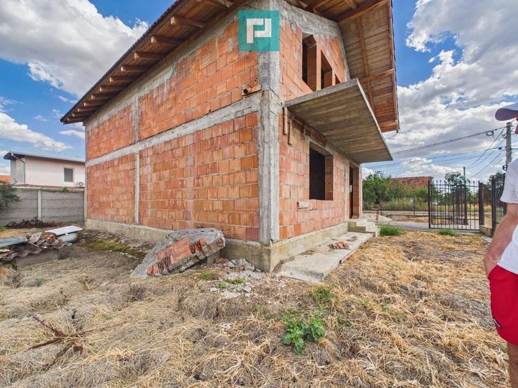 Casă individuală cu 4 camere cu Canalizare în Bacova