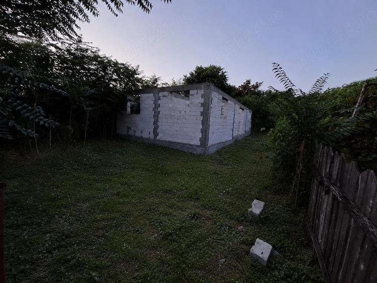 Casa tunrata pana la centura cu teren de 2800m - 2