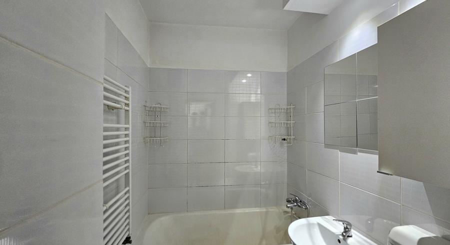 Apartament cu 3 camere semidecomandat, mobilat în Drumul Taberei
