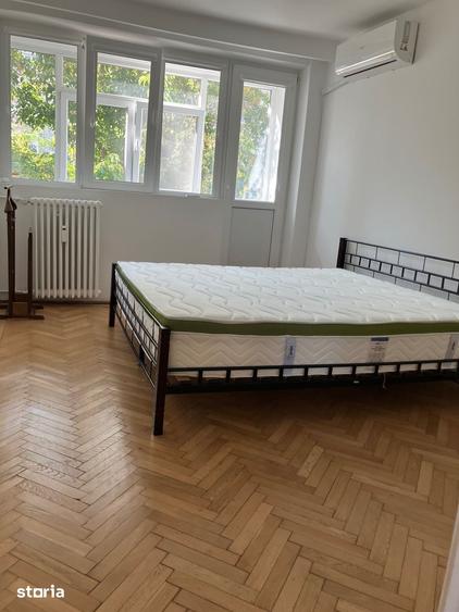 Apartament cu 3 camere semidecomandat în Tei