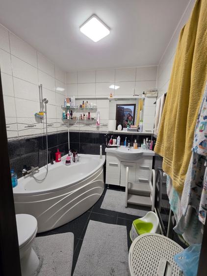 Apartament cu 3 camere semidecomandat în Dristor