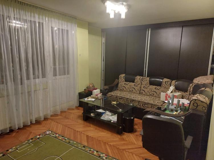 Apartament cu 3 camere decomandat în Cuștelnic