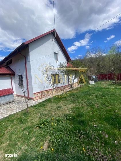 Casă cu 10 camere cu Teren 1332 Mp în Mănăstirea Cașin