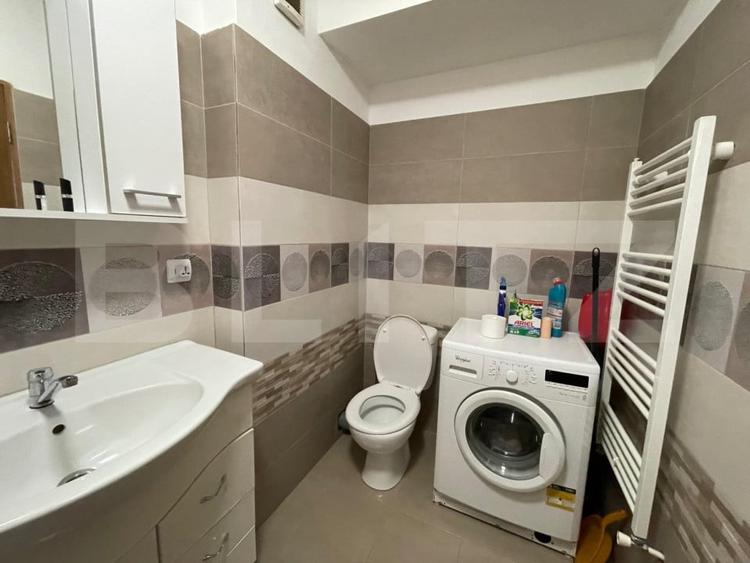 Apartament cu 3 camere semidecomandat, mobilat în Florești