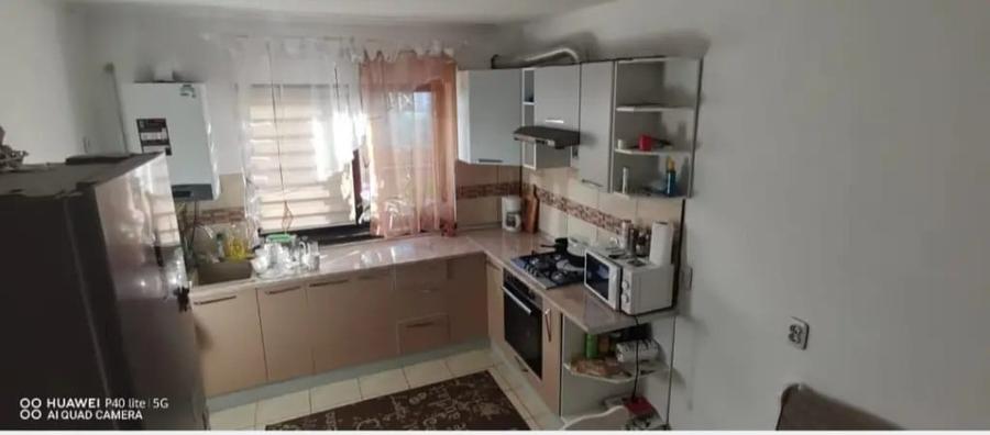 Casă cu 3 camere în Olteni