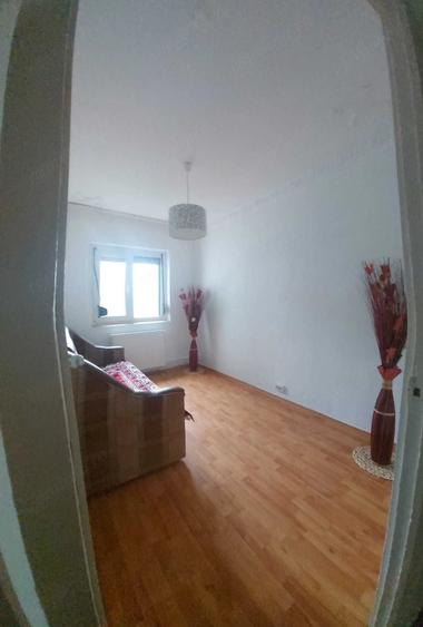 Apartament cu 3 camere decomandat în Micro 21