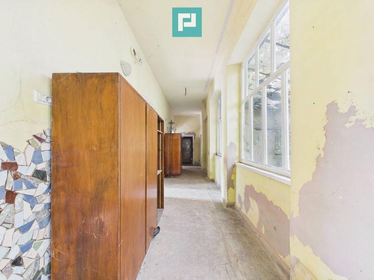Casă individuală cu 8 camere cu Canalizare în Buteni