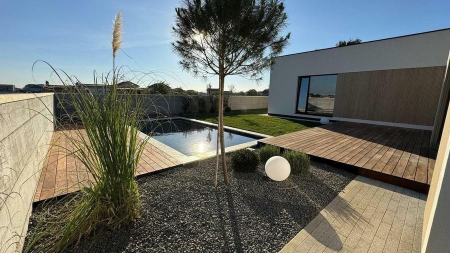 Casă individuală cu 4 camere cu Piscina în Est
