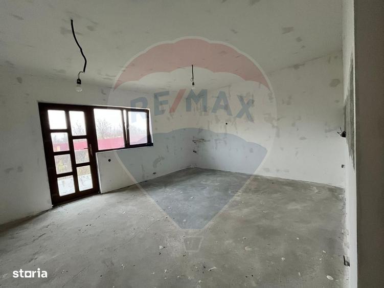 Casă cu 4 camere decomandat în Boteni
