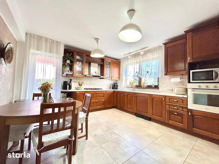 Casă cu 8 camere cu Teren 903 Mp în Central