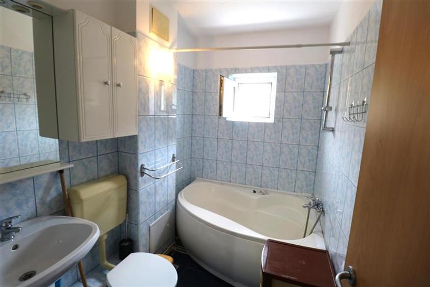 Apartament cu 2 camere semidecomandat, mobilat în Aradului
