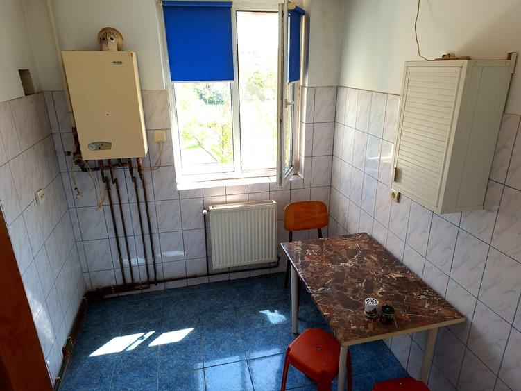 Apartament cu 2 camere semidecomandat în Craiovei