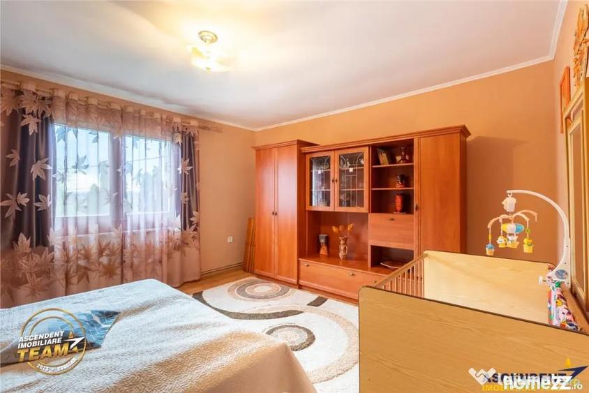 Casă cu 5 camere cu Teren 1336 Mp în Central