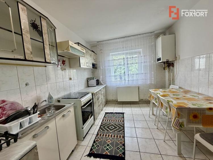 Apartament cu 3 camere decomandat, mobilat în Aradului