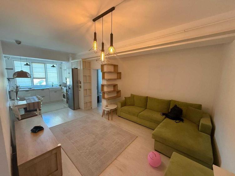 Apartament cu 3 camere semidecomandat în Central