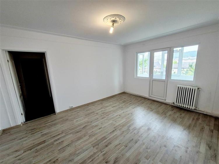 Apartament cu 3 camere semidecomandat în Alexandru cel Bun