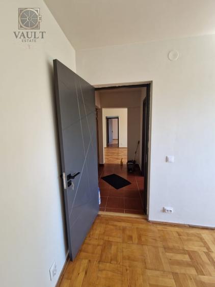 Apartament cu 3 camere semidecomandat în 1 Decembrie 1918