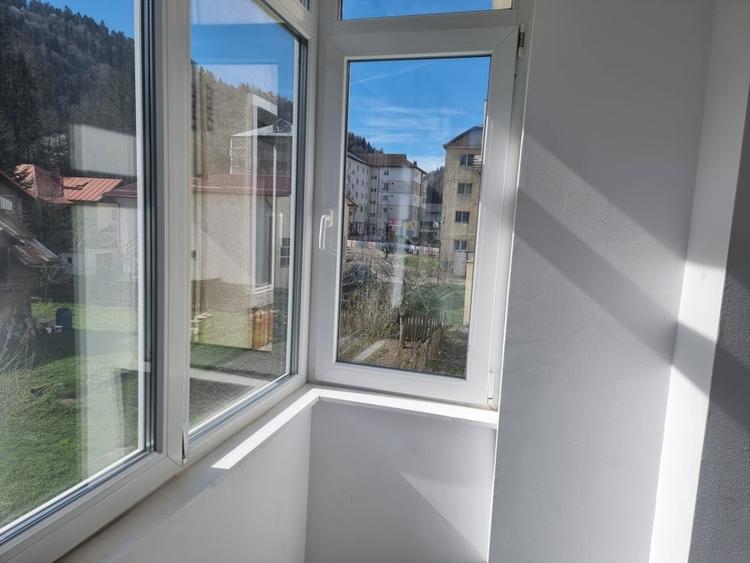 Apartament cu 3 camere semidecomandat, mobilat în Azuga