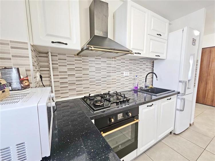 Apartament cu 2 camere decomandat în Tractorul
