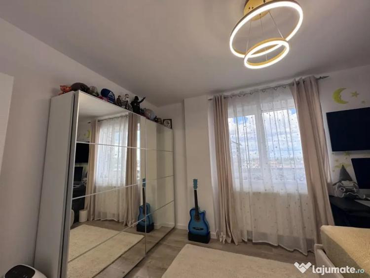 Apartament cu 3 camere semidecomandat în Dâmbul Rotund