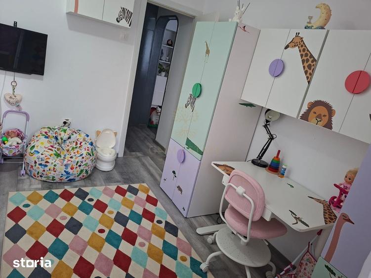 Apartament cu 4 camere semidecomandat în Militari