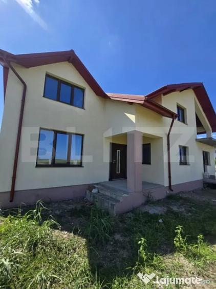 Casă cu 5 camere cu Teren 550 Mp în Săcueni
