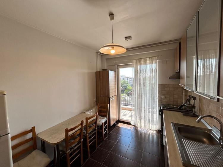 Apartament cu 2 camere semidecomandat, mobilat în Est