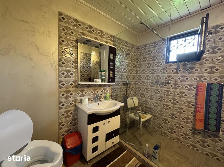 Casă cu 7 camere cu Teren 1039 Mp în Cornești