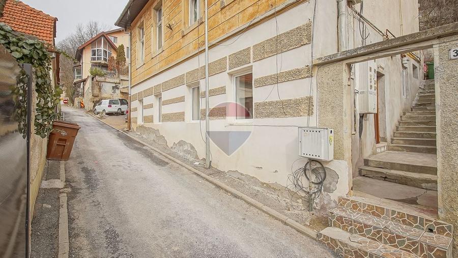 Apartament cu 3 camere semidecomandat, mobilat în Schei