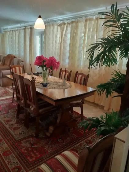Casă cu 11 camere cu Teren 1800 Mp în Central