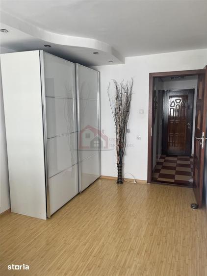 Apartament cu 3 camere semidecomandat în Tei