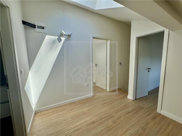 Penthouse cu 4 camere nedecomandat în Exterior Vest