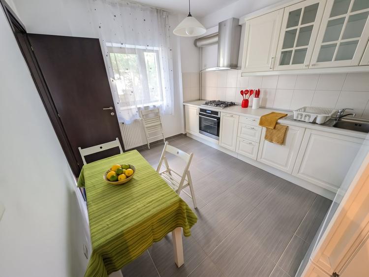 Apartament cu 3 camere, mobilat în Băneasa