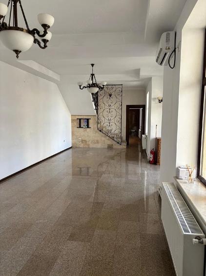 Casă cu 6 camere cu Teren 200 Mp în Tomis II