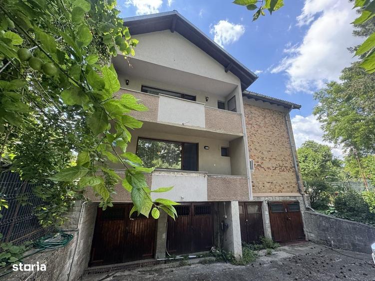 Apartament cu 4 camere decomandat în Central