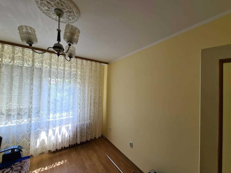 Apartament cu 3 camere semidecomandat în Hipodrom