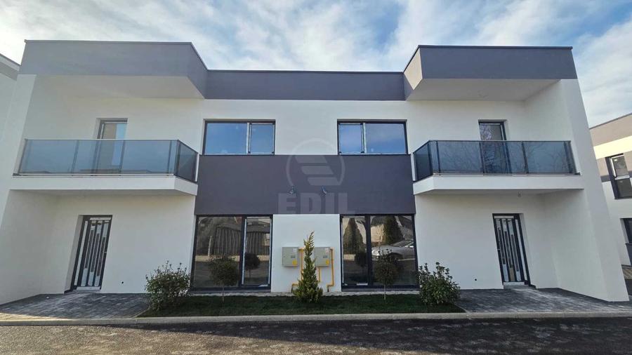 Duplex cu 5 camere cu Canalizare în Florești