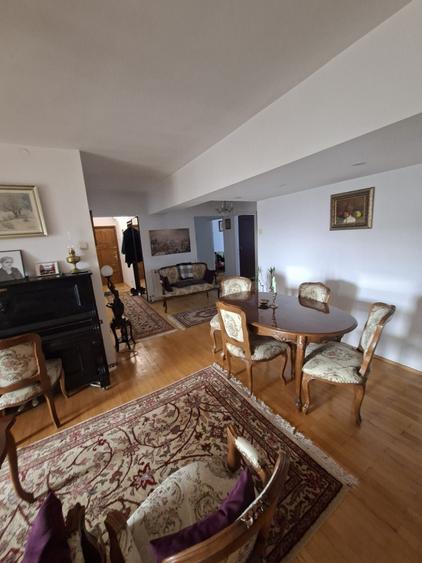Apartament cu 4 camere decomandat în Central