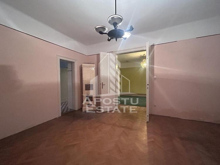 Casă individuală cu 8 camere cu Canalizare în Bălcescu