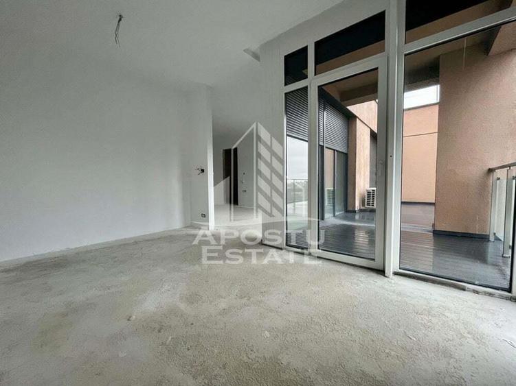 Apartament cu 4 camere semidecomandat în Aradului