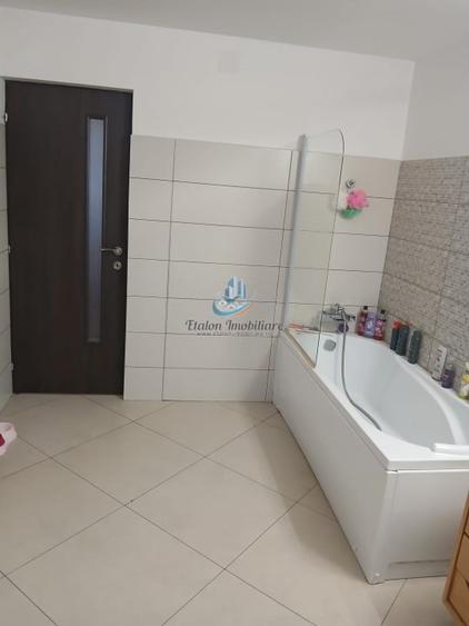 Apartament cu 4 camere decomandat în Periferie