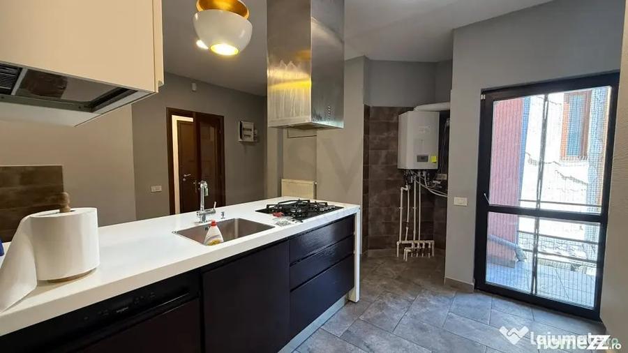 Apartament cu 5 camere decomandat în Victoriei