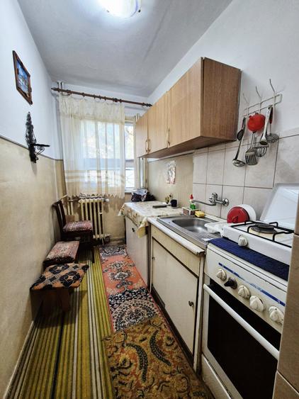 Apartament cu 3 camere semidecomandat în Inel II