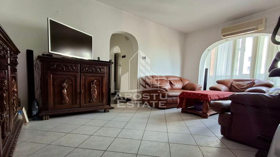 Apartament cu 4 camere semidecomandat, mobilat în Micălaca