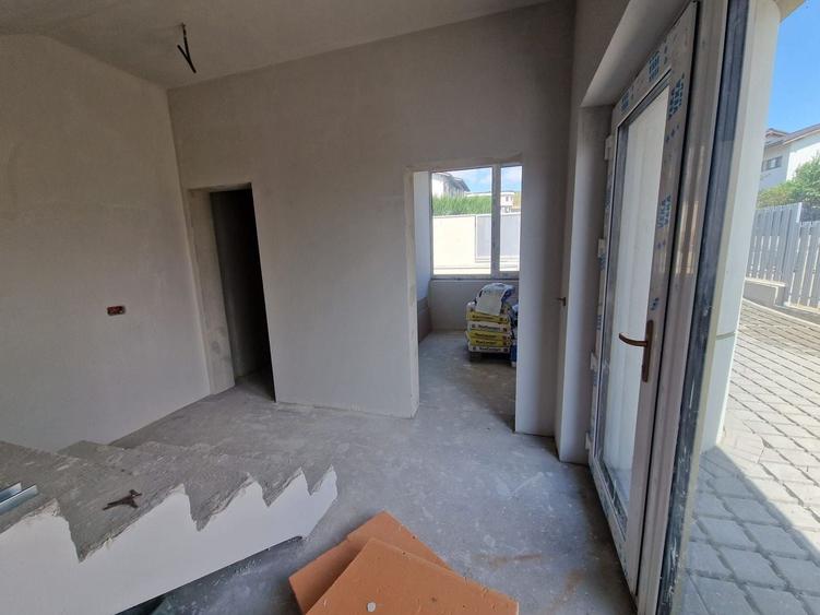 Duplex cu 5 camere cu Canalizare în Iris